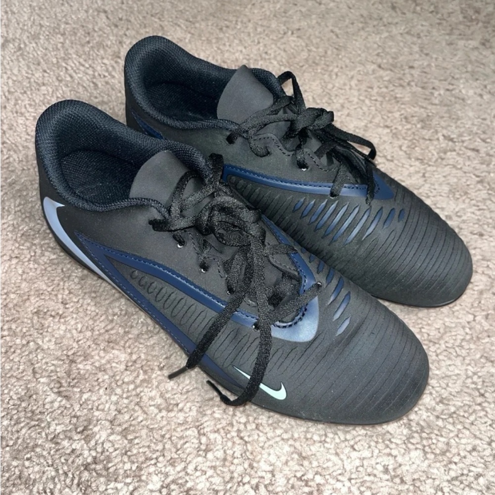 Nike women’s phantom soccer cleats